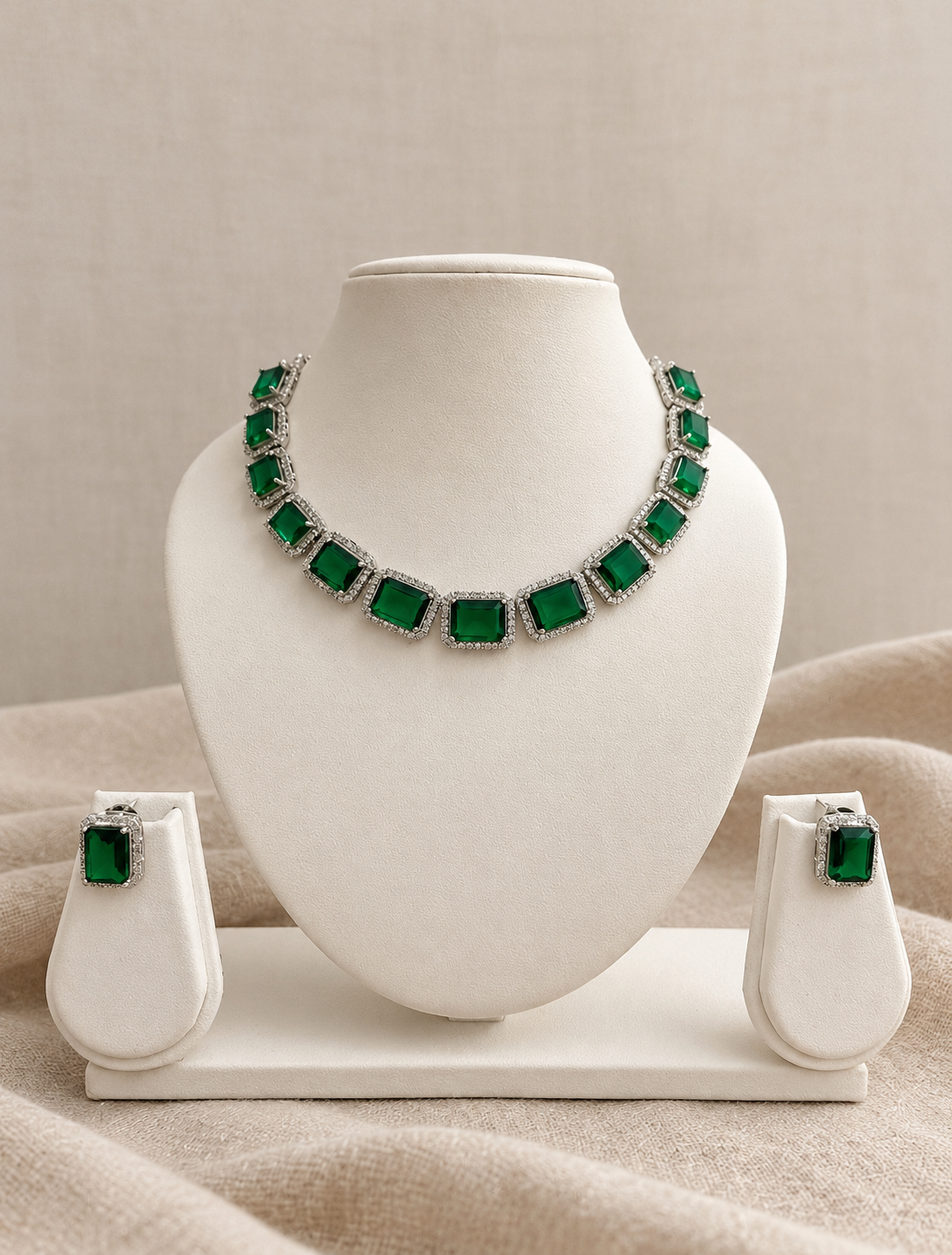 Maaia Set (Necklace with Earrings)